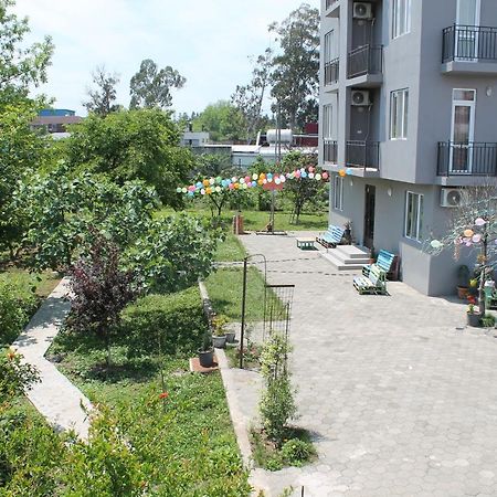 Femily Hotel In Batumi Mareti Str 2 外观 照片