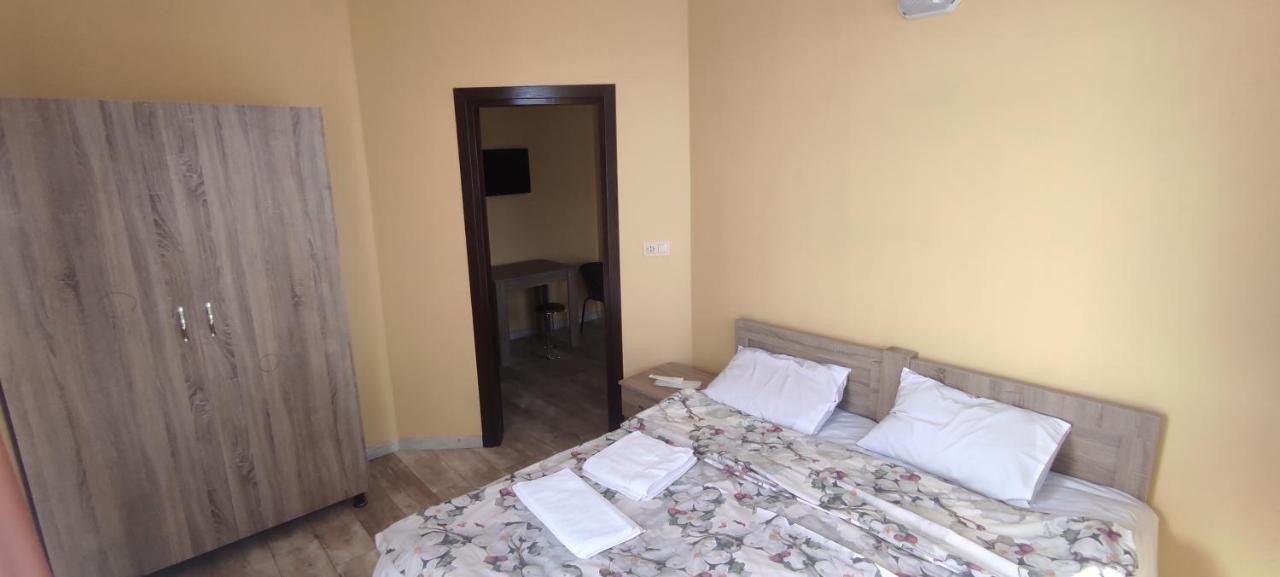 Femily Hotel In Batumi Mareti Str 2 外观 照片