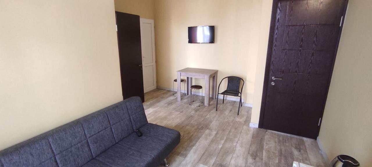 Femily Hotel In Batumi Mareti Str 2 外观 照片
