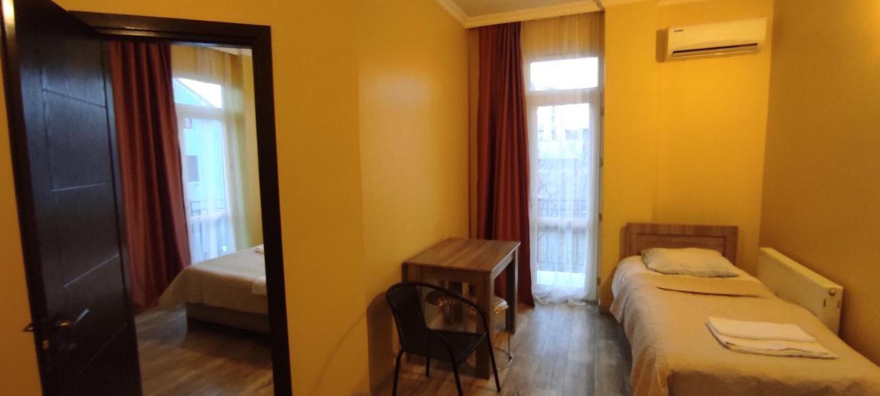 Femily Hotel In Batumi Mareti Str 2 外观 照片
