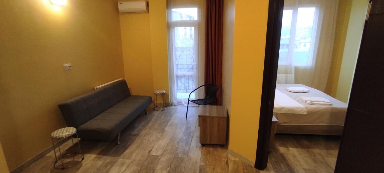 Femily Hotel In Batumi Mareti Str 2 外观 照片
