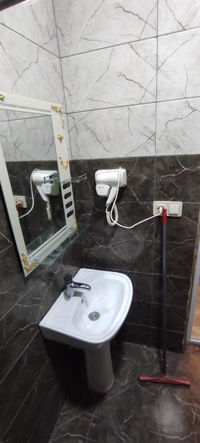 Femily Hotel In Batumi Mareti Str 2 外观 照片