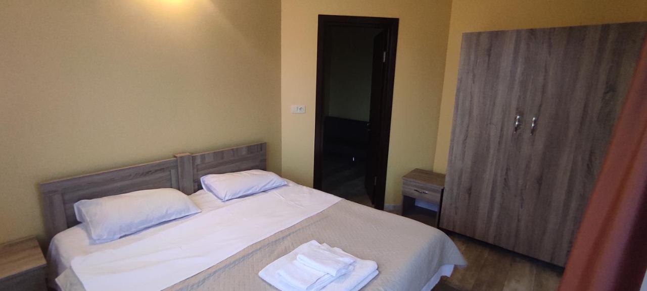 Femily Hotel In Batumi Mareti Str 2 外观 照片
