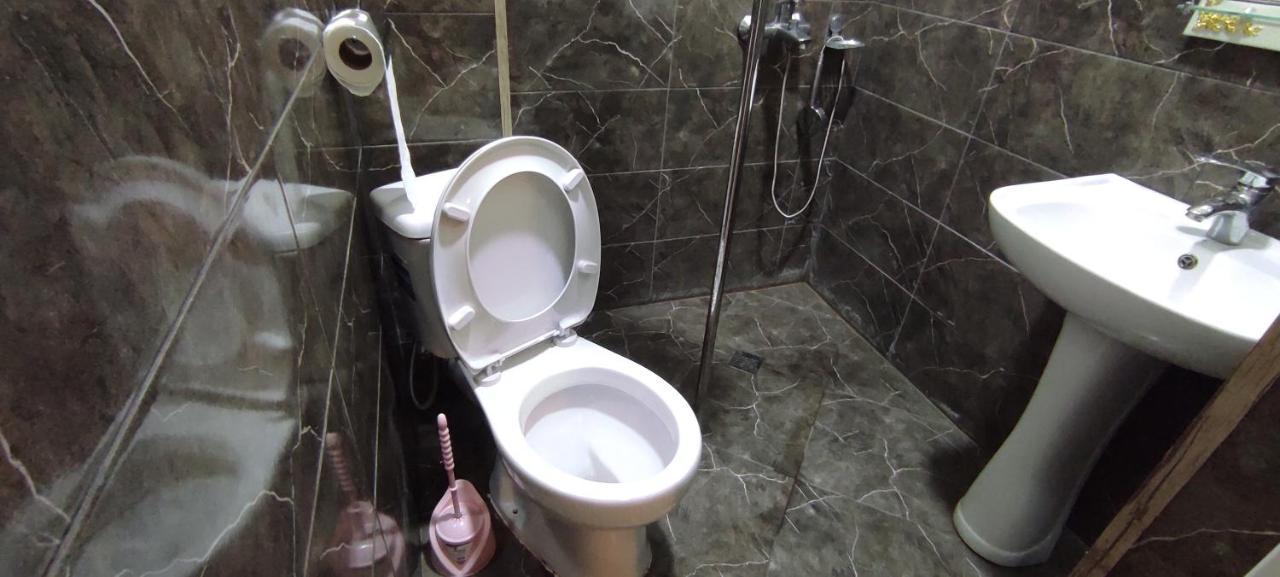 Femily Hotel In Batumi Mareti Str 2 外观 照片