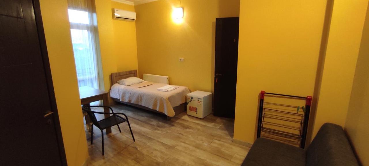 Femily Hotel In Batumi Mareti Str 2 外观 照片