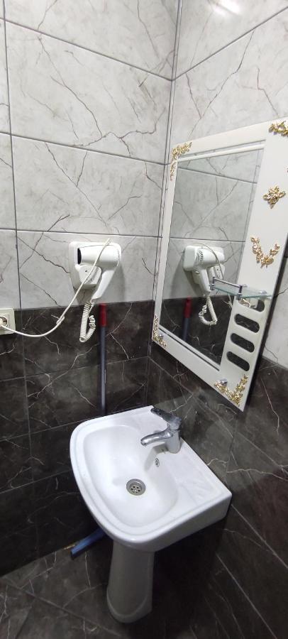 Femily Hotel In Batumi Mareti Str 2 外观 照片