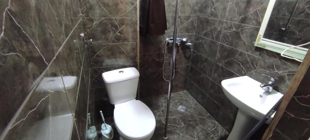 Femily Hotel In Batumi Mareti Str 2 外观 照片