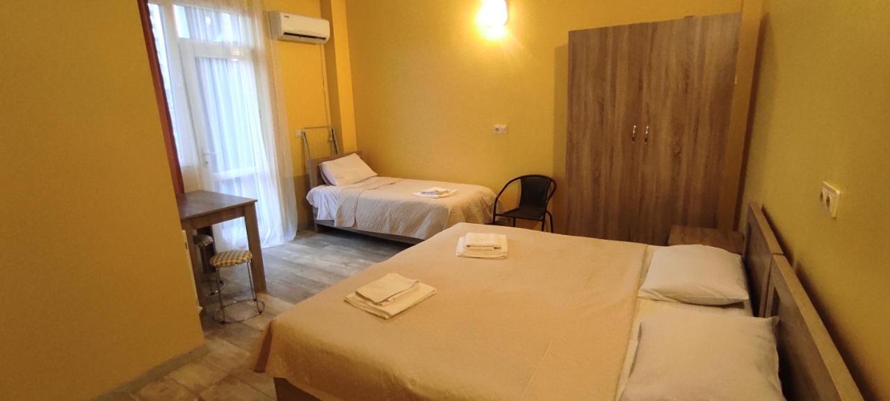Femily Hotel In Batumi Mareti Str 2 外观 照片
