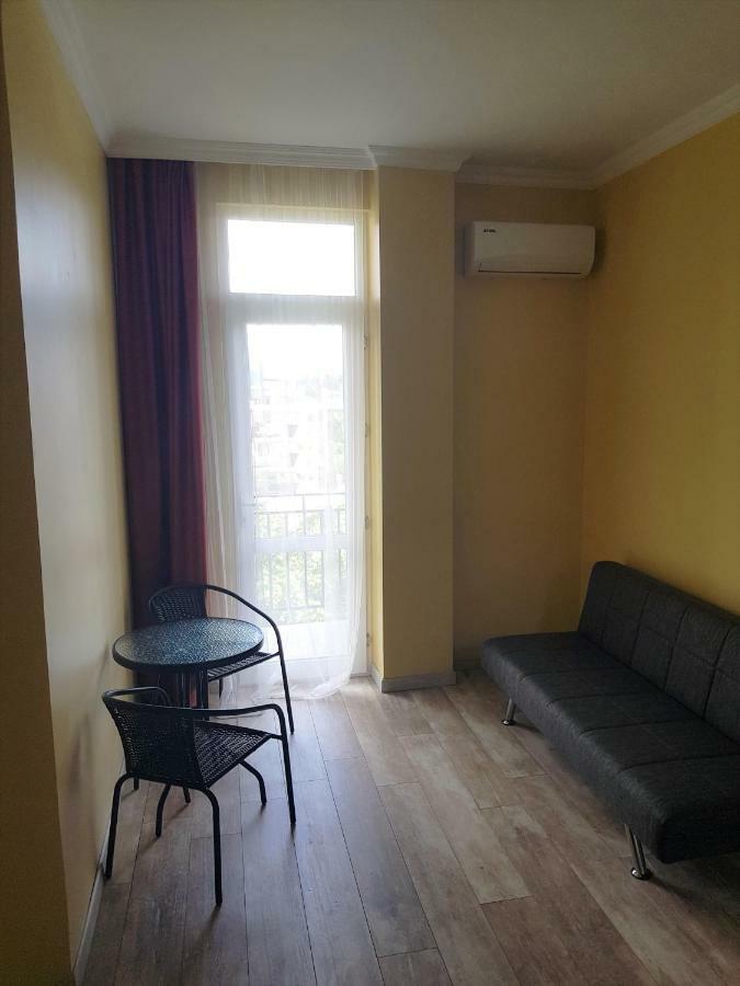Femily Hotel In Batumi Mareti Str 2 外观 照片