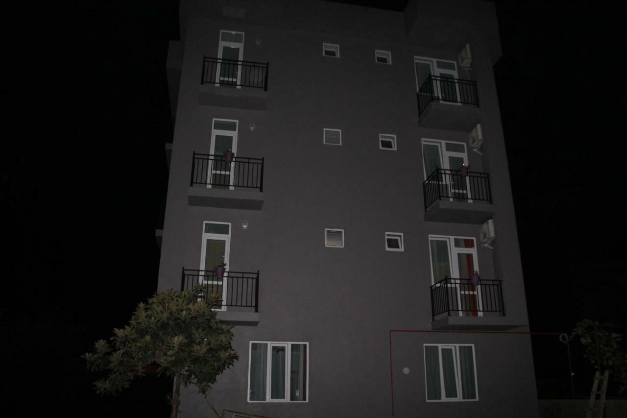 Femily Hotel In Batumi Mareti Str 2 外观 照片