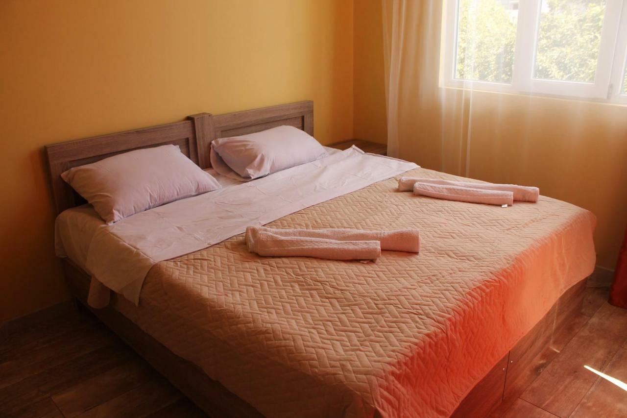 Femily Hotel In Batumi Mareti Str 2 外观 照片