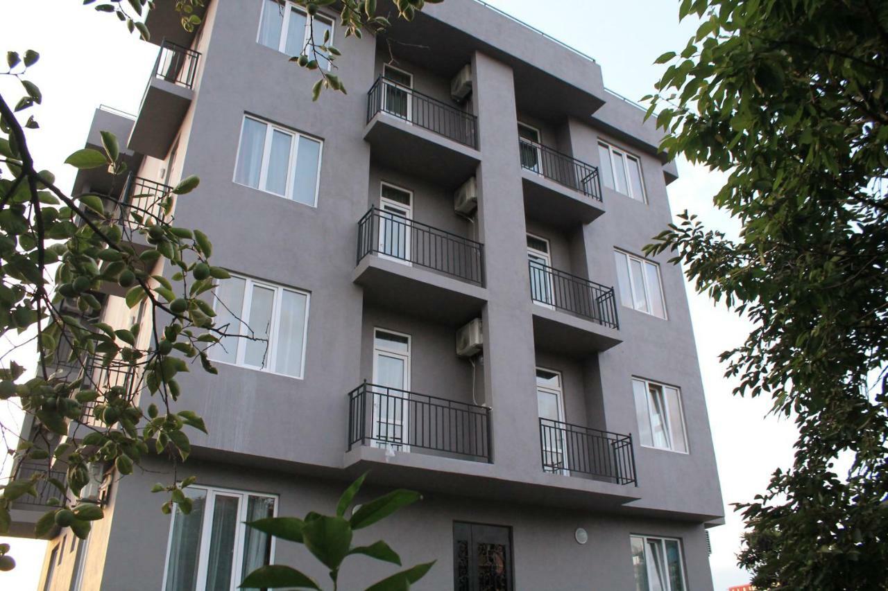Femily Hotel In Batumi Mareti Str 2 外观 照片