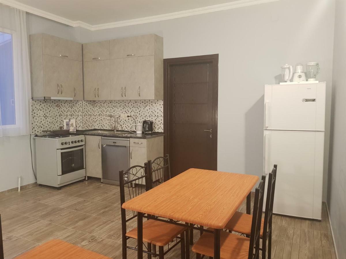 Femily Hotel In Batumi Mareti Str 2 外观 照片