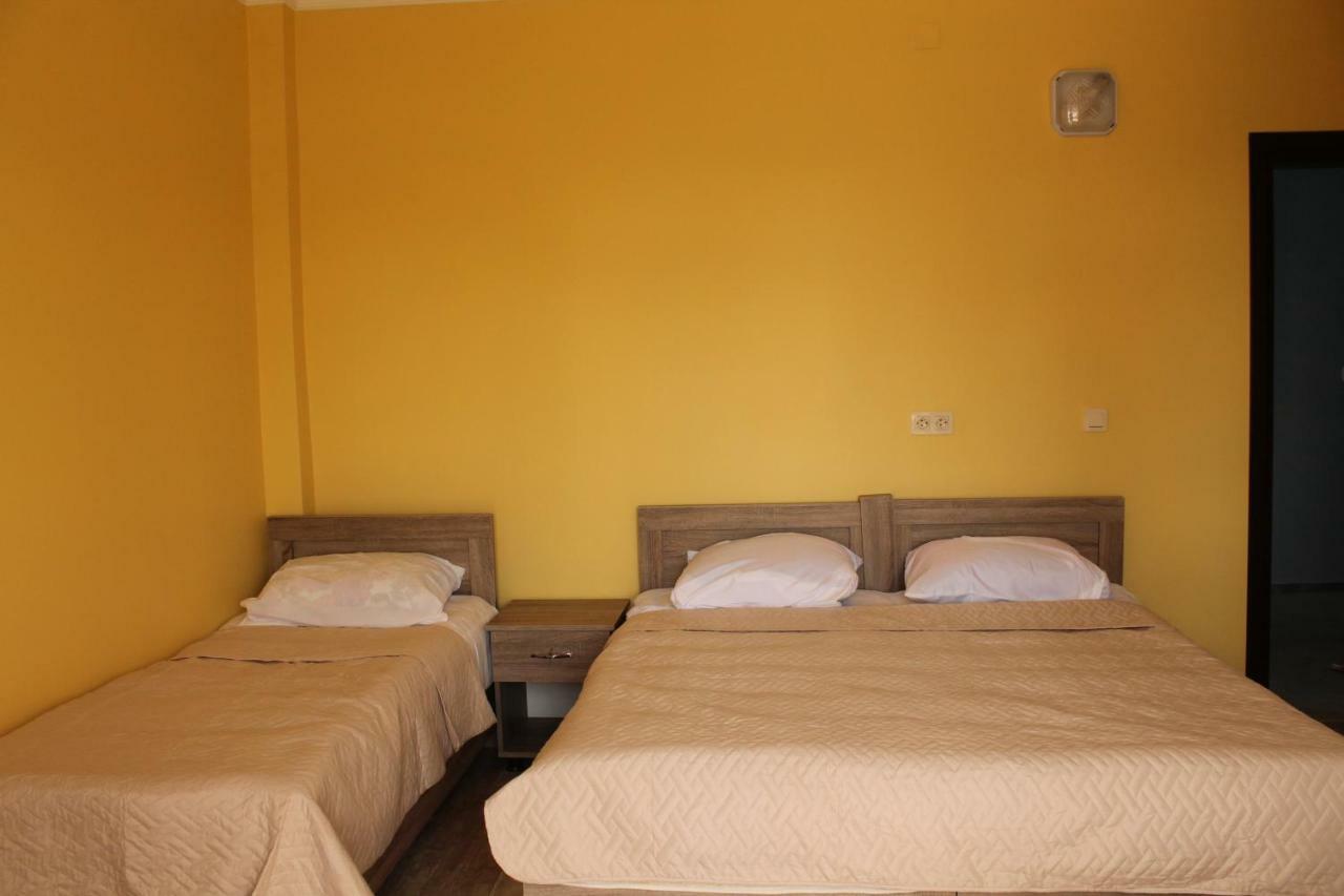 Femily Hotel In Batumi Mareti Str 2 外观 照片