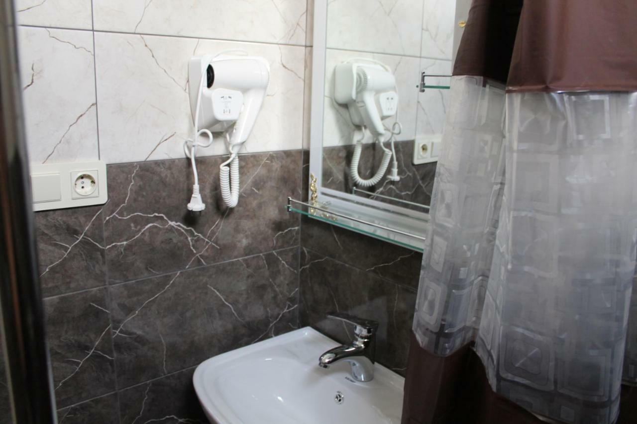 Femily Hotel In Batumi Mareti Str 2 外观 照片