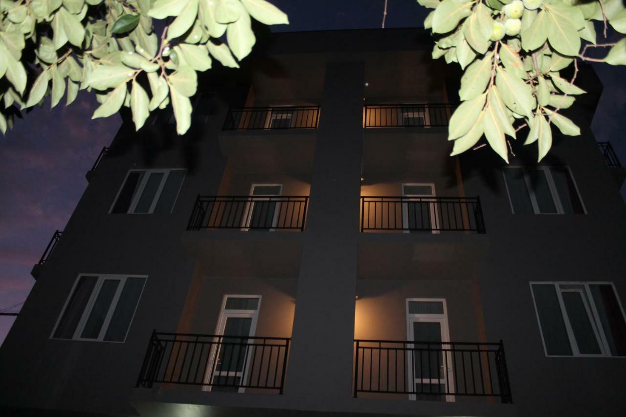 Femily Hotel In Batumi Mareti Str 2 外观 照片